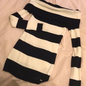 Off the shoulder Tommy sweater!